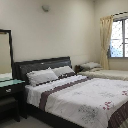 Carols Guesthouse Near Jonker And Satay Celup Malacca Bagian luar foto