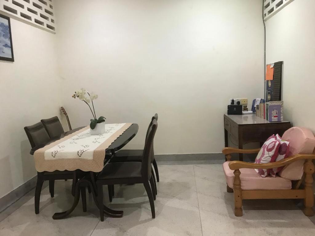 Carols Guesthouse Near Jonker And Satay Celup Malacca Bagian luar foto